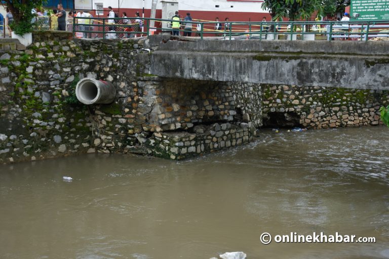 अनामनगरमा ट्याक्सी धोबिखोलामा खस्यो