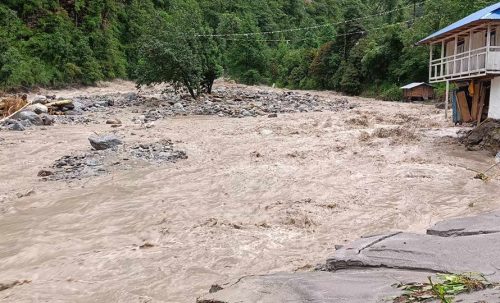 दोलखामा बाढीले तीन घर बगायो, एकजना बेपत्ता