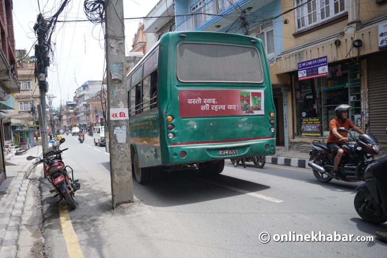 काठमाडौंका बीच सडकमा बिजुली पोलको धराप