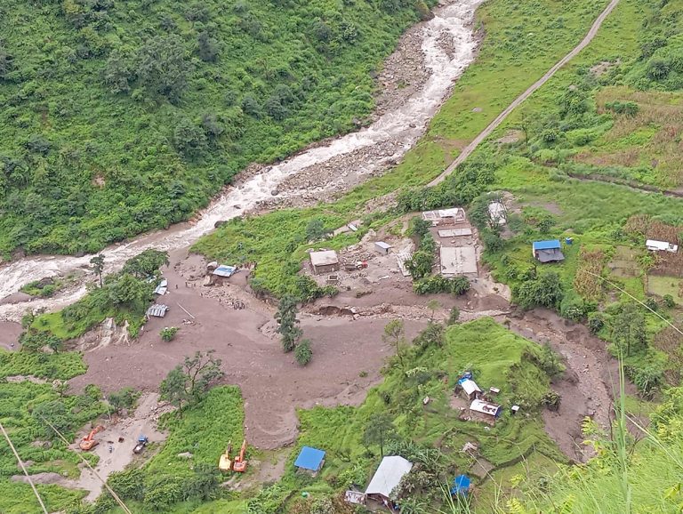 उत्तरी गोरखामा पहिरोले पुरिएका २ जनाको उद्धार, एकै परिवारका ३ सहित ५ जना बेपत्ता