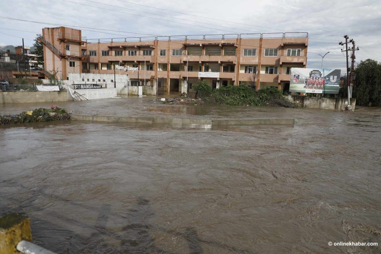 च्यासलको पुलमाथिबाट बाढी बग्यो, बागमती करिडोर डुबानमा