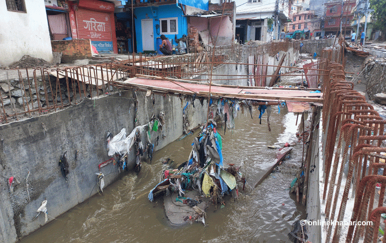 धराप थापे जस्ता काठमाडौंका सडक