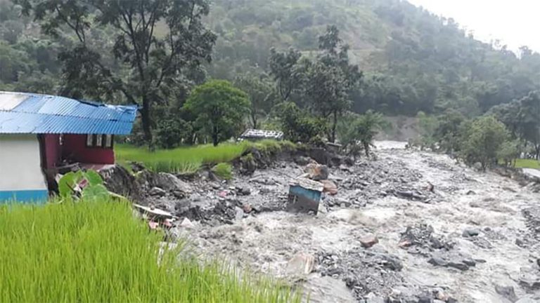 बाढीले कुश्माका ४५ घर जोखिममा