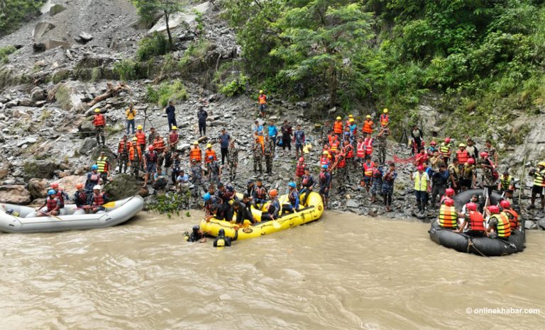 यसरी खोजी हुँदैछ त्रिशूलीमा हराएका यात्रु र बस (तस्वीरहरु)