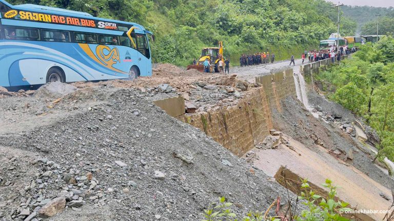 चितवन पहिरो दुर्घटनास्थलमा एकतर्फी सडक खुल्यो, कालीखोलामा अझै खुलेन