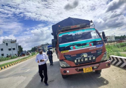 कृष्णनगर भन्सारमा क्वारेन्टाइन चेकबिनै भित्रिए तीन ट्रक आँप