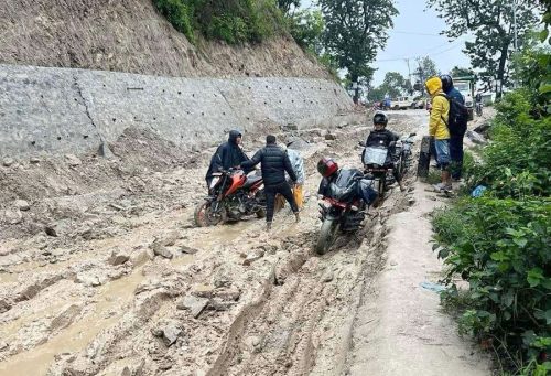 नगरकोट-कुन्ताबेँसी सडकमा मालबाहक यातायातका साधन सञ्चालनमा रोक 