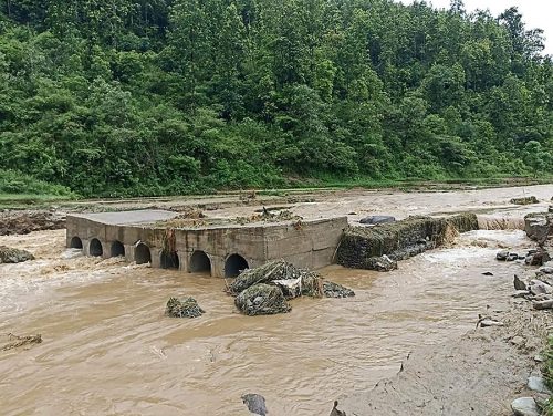 बेनिघाट-आरुघाट सडक अवरुद्ध