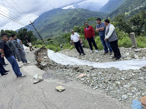 पर्वतमा सडक भासिएपछि सिंगो बस्ती जोखिममा