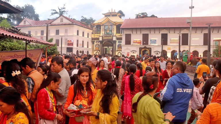 आज साउनको दोस्रो सोमबार, पशुपतिनाथमा दर्शनार्थीको घुइँचो