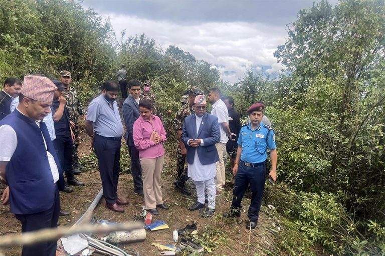 हेलिकप्टर दुर्घटनास्थल पुगे पर्यटनमन्त्री, भन्छन्-फर्किन खोज्दा दुर्घटना भएको जस्तो देखिन्छ