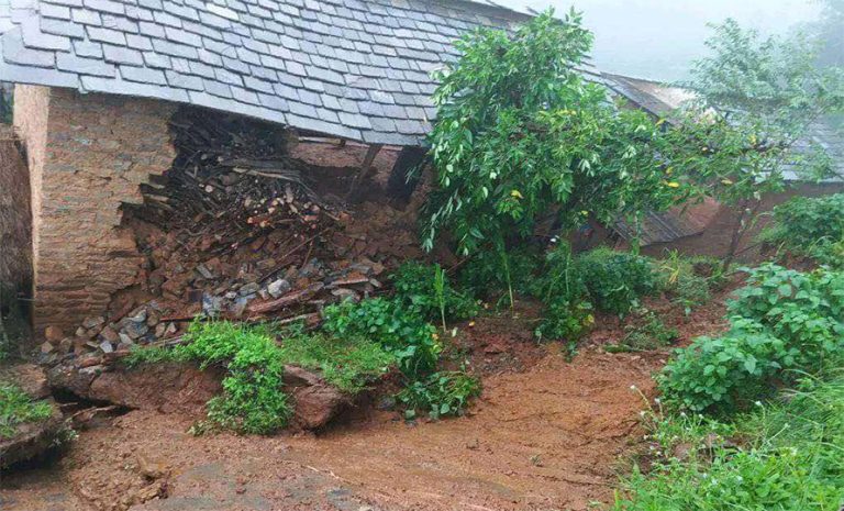 आश्रय लिएकै घरमा खस्यो पहिरो, ६ जनाको मृत्युले गाउँ नै शोकमा