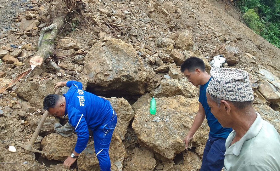 पहिरोले बुद्धसिंह मार्ग एक सातादेखि अवरुद्ध