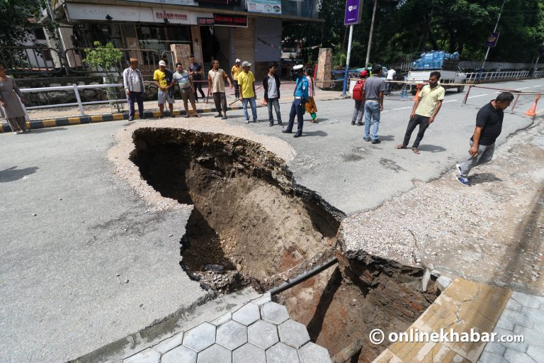 टुकुचाले कल्भर्टको टेको भत्काउँदा कमलादीको सडकमा भ्वाङ