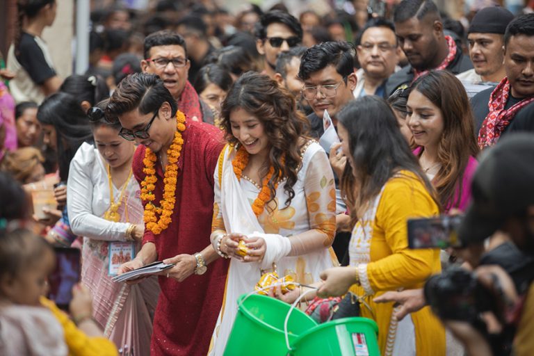 बनेपामा आँचलले गरिन् कन्यापूजा, ‘वर एण्ड वधु’ टिमको १ लाख नगद सहयोग