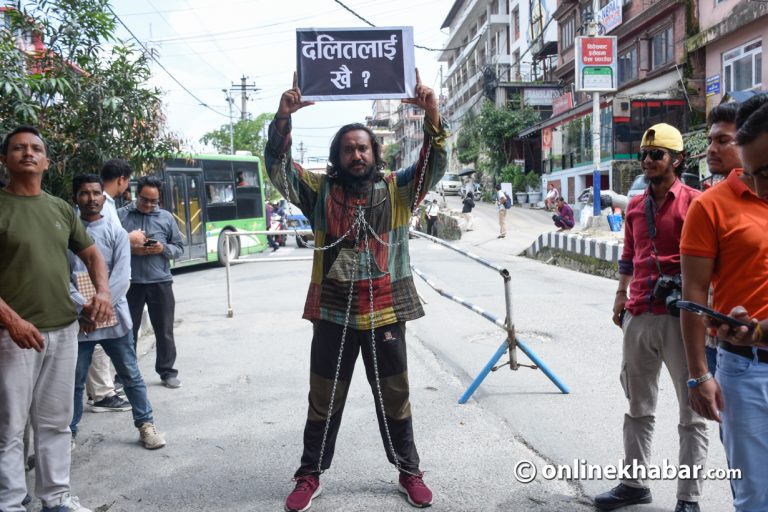 किन आन्दोलित छन् खगेन्द्र सुनार ?