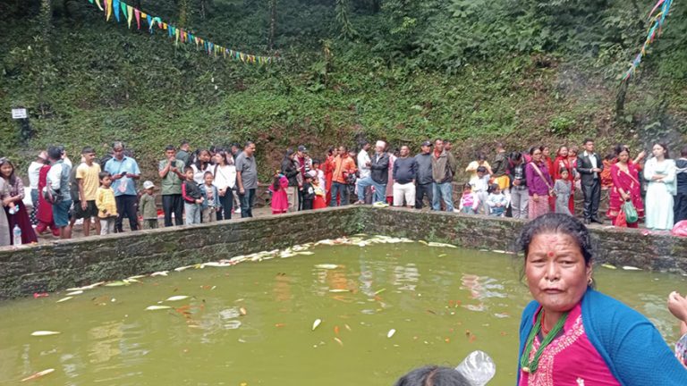 चाँगुनारायणको महादेव पोखरीमा दर्शनार्थीको घुइँचो