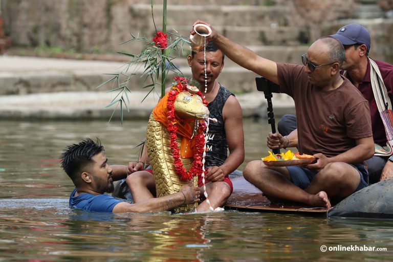 भक्तपुरको नागदहमा नागपूजा (तस्वीर)