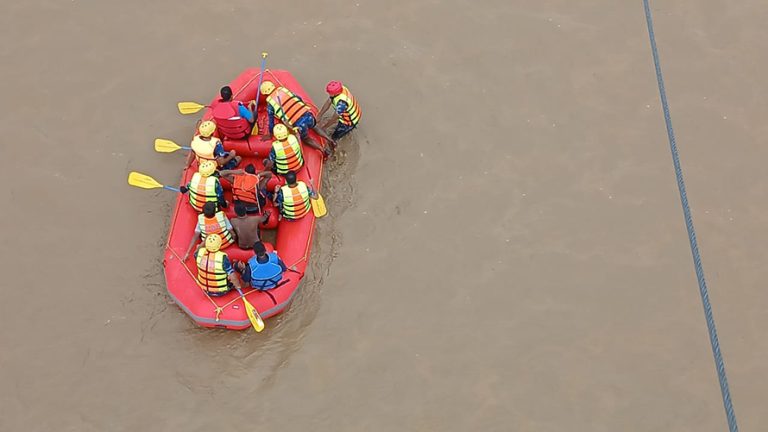 राप्ती नदीमा फसेका व्यक्तिको उद्धार