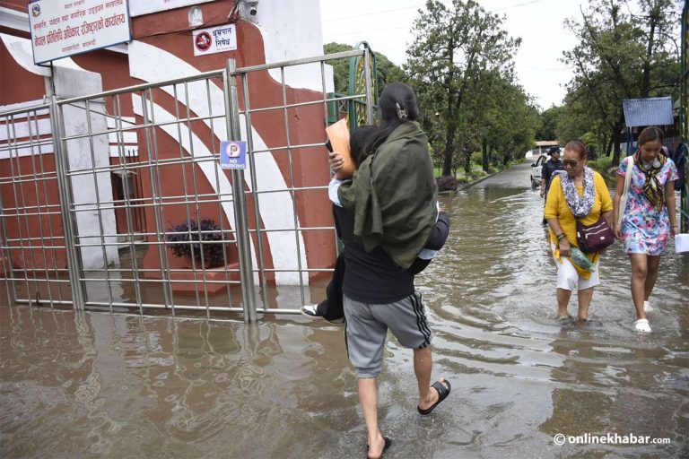 सरकारी कार्यालयमै डुबान हुँदा सेवाग्राहीलाई सास्ती