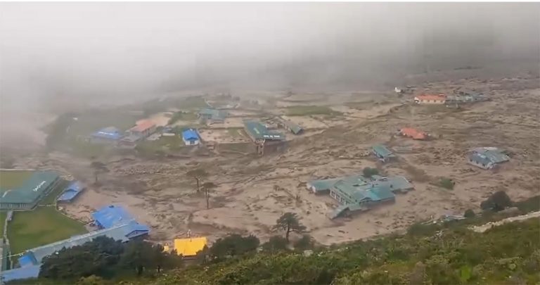 बाढीले कुरूप बनायो पर्यटकीय थामे गाउँ (तस्वीरहरू)