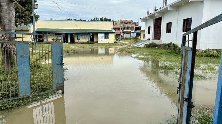 सामान्य वर्षामै जलमग्न हुन्छ सिरहाको सुखीपुर स्वास्थ्य चौकी