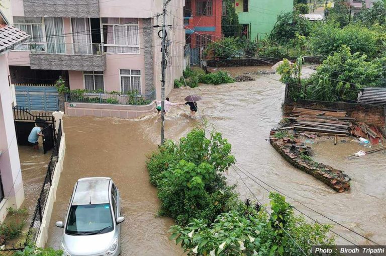 झरीले काठमाडौं जलमग्न, सवारी आवागमन प्रभावित