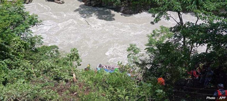 आँबुखैरेनी बस दुर्घटनाका मृतकका शवको परीक्षण सुरु, १२ बजे सकिने