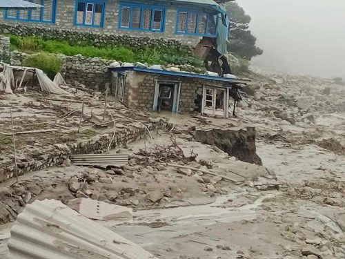 रक्षामन्त्री नेतृत्वको टोली बाढी प्रभावित खुम्बु क्षेत्रमा