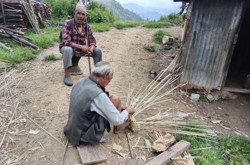 संरक्षणको अभावमा लोप हुँदै थुन्से बुन्ने पेसा