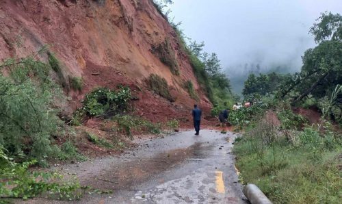 सुक्खा पहिरो खसेपछि अरनिको र हेलम्बु राजमार्ग अवरुद्ध