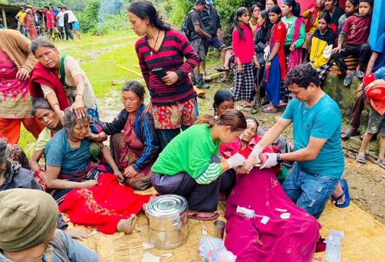 बागलुङ बडिगाड पहिरो : ३ जना घाइतेलाई हेलिकप्टरमार्फत् काठमाडौं पुर्‍याइयो