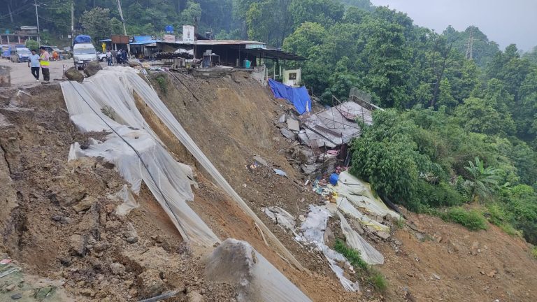 दाउन्नेमा सडक भासिएपछि पूर्वपश्चिम राजमार्ग अवरुद्ध