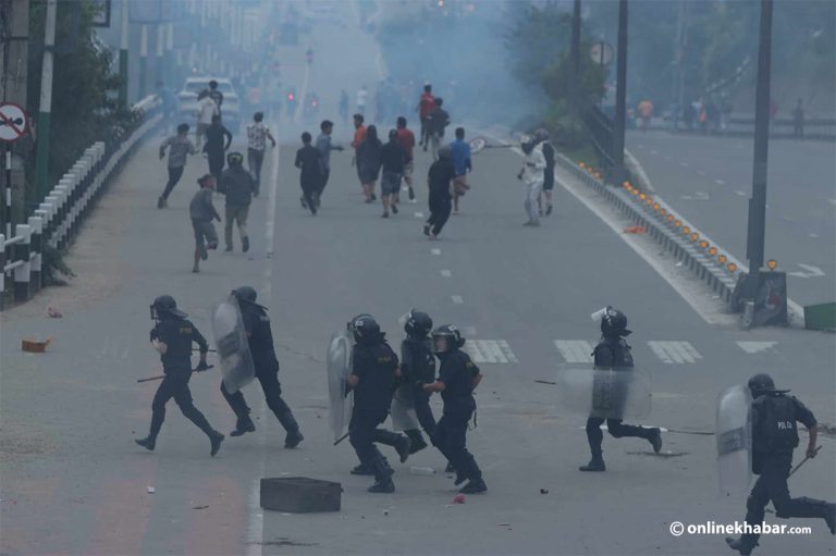 गठ्ठाघरमा प्रहरीले हान्यो अश्रुग्यास (तस्वीरहरू)