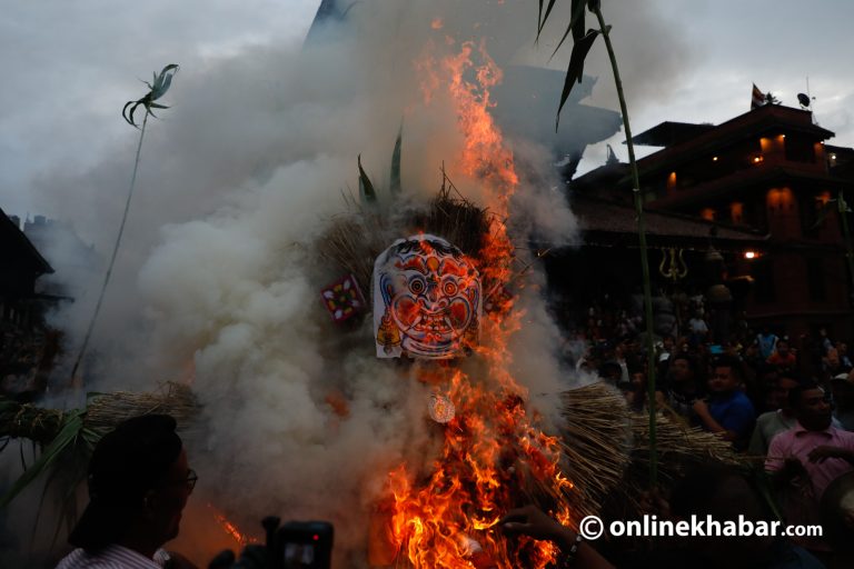 भक्तपुरमा ‘भूत’ भगाएर मनाइयो गठेमंगल पर्व (तस्वीरहरू)