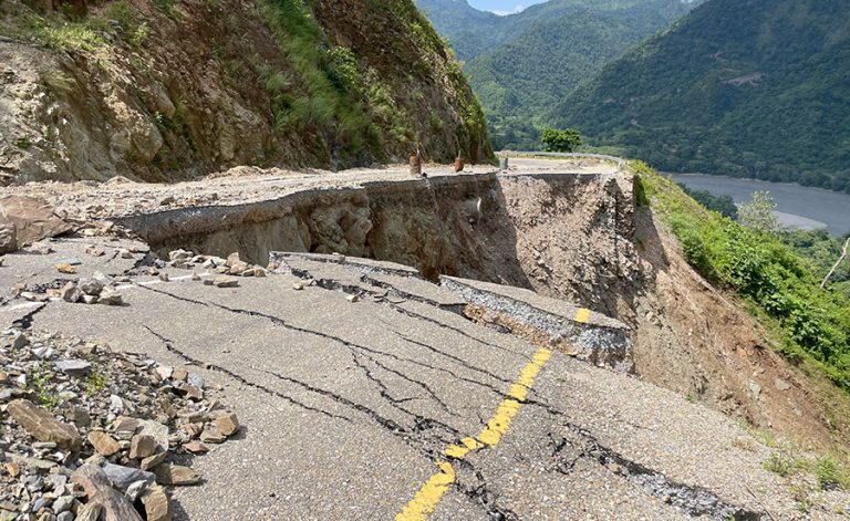 ठाउँठाउँमा पहिरोले जोखिमपूर्ण बन्यो कालीगण्डकी करिडोर सडक