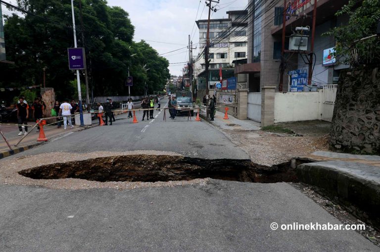 यस्तो छ काठमाडौं प्लाजानेर भासिएको सडक (तस्वीरहरु)