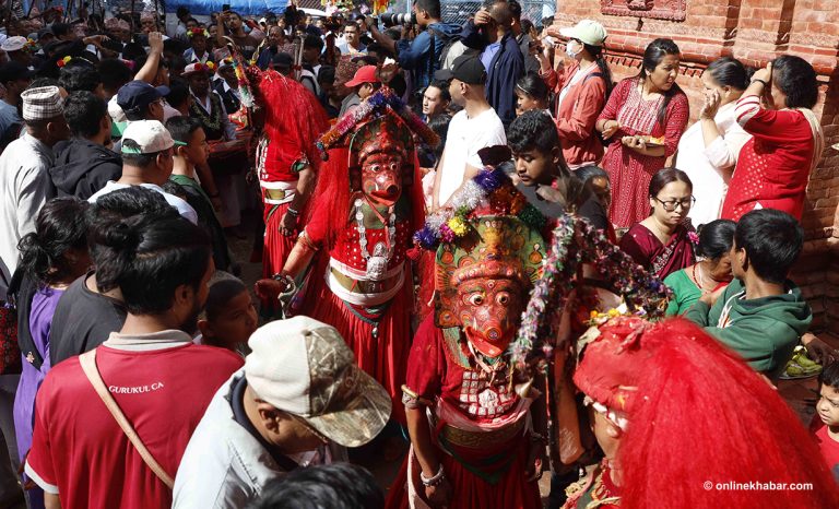 भक्तपुरको बोडेमा देवीदेवता भेषमा नीलबाराही नाच (तस्वीरहरु )