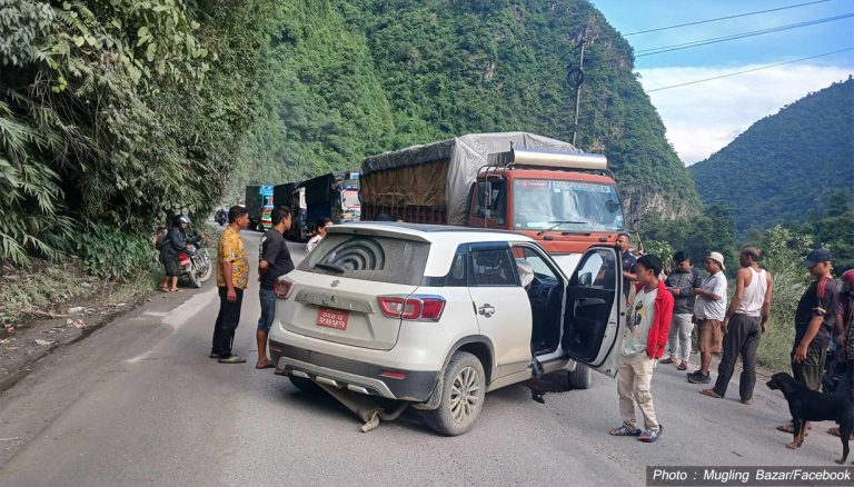 मुग्लिन–नागढुंगा सडकखण्डको जवाङ खोलामा ट्रक र कार ठोक्किए