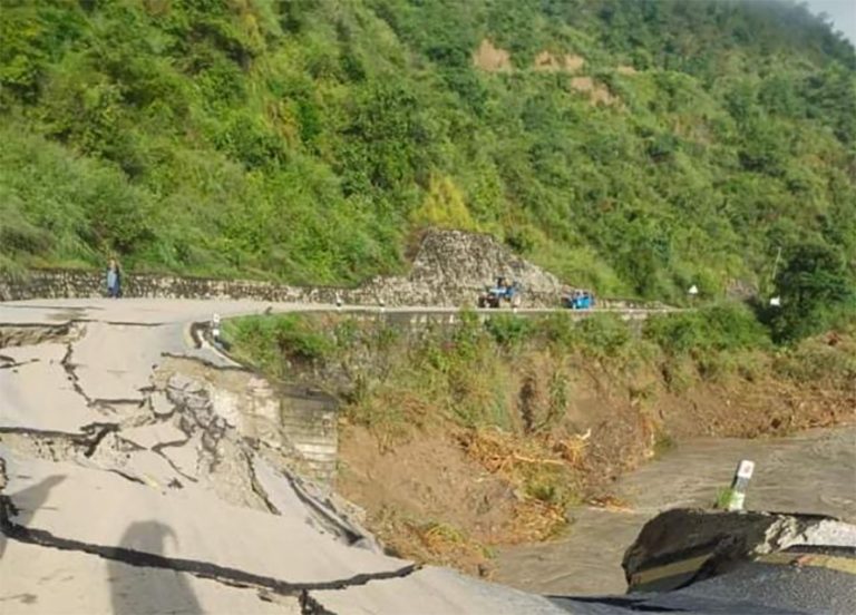 रोशी र सुनकोशीले वीपी राजमार्ग ९ ठाउँमा बगायो