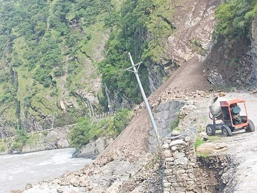 बझाङको जालीबगरमा खसेको पहिरोले जयपृथ्वी राजमार्ग अवरुद्ध