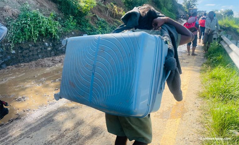 कोसेली बाटैमा छाडेर घर फर्कदैछन् परदेशी