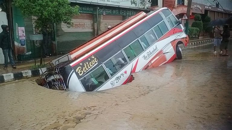 ललितपुरको हात्तीवनमा बस खाल्डोमा पस्यो