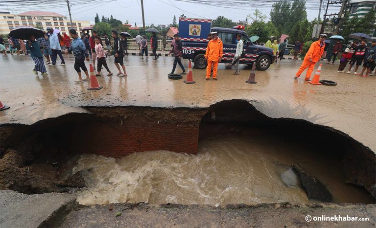 गोदावारी जाने सडकमा भ्वाङ पर्दा बस नै फस्यो (तस्वीरहरु)