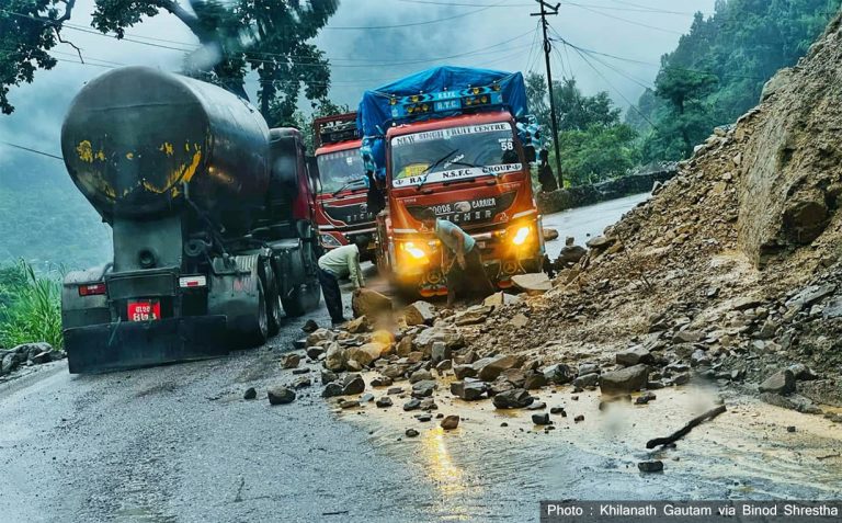 चालक-सहचालक मिलेर पन्छाए पहिरो