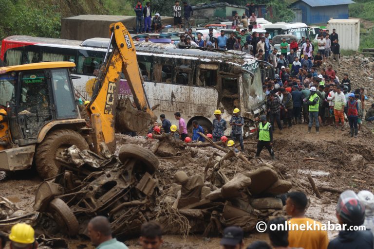 झ्याप्ले खोलाको पहिरोबाट बस निकाल्दा (तस्वीरहरु )