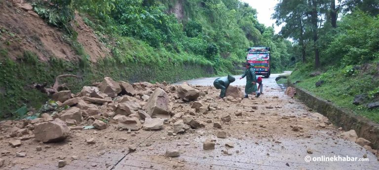 लुम्बिनी प्रदेशका विभिन्न जिल्ला जोड्ने सडकमा पहिरो, आवागमन प्रभावित