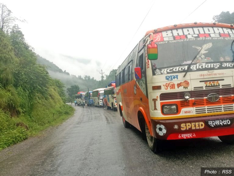 मध्यपहाडी लोकमार्गको ठाउँठाउँमा पहिरो, सयौँ यात्रु अलपत्र