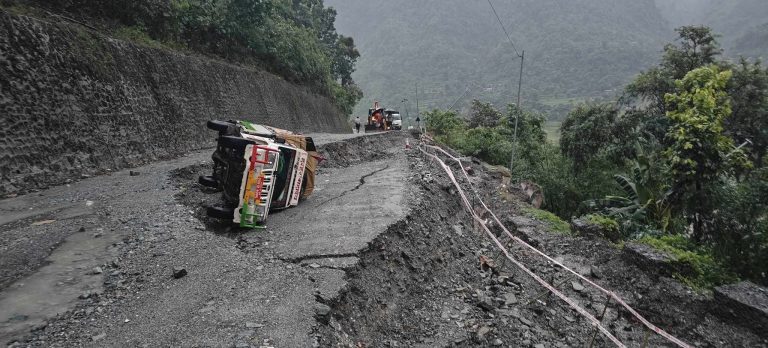 मुग्लिन-नारायणगढ सडक भासियो