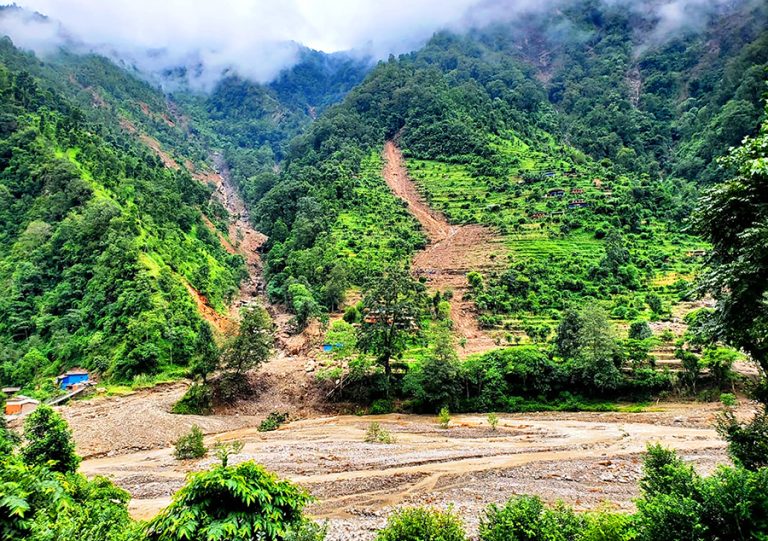 ‘जहींतहीं बाटोले गाउँमा सुविधाभन्दा दु:ख धेरै’